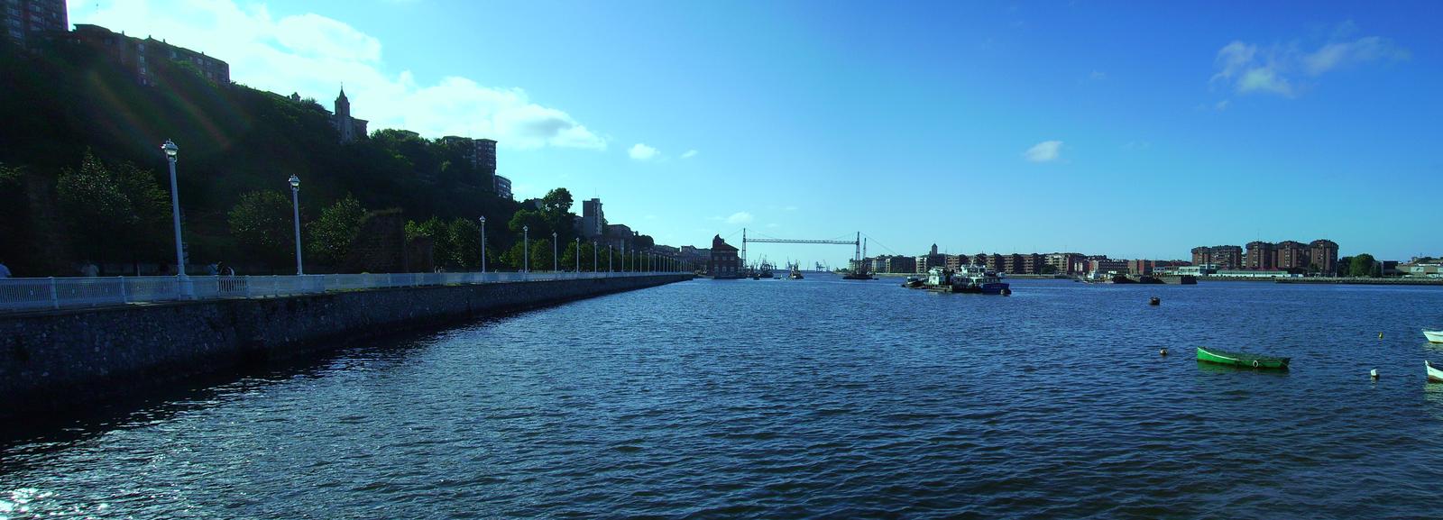 Panorámica de la ría del Nervión con el Puente Bizkaia al fondo