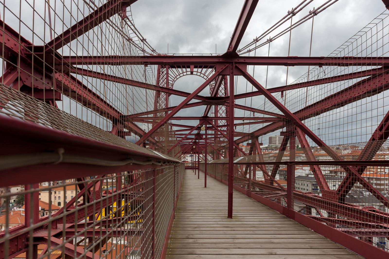Pasarela panorámica del Puente Bizkaia, vista desde el interior