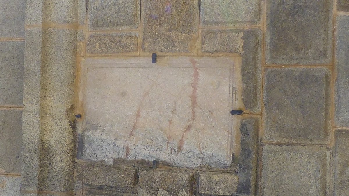 Placa latina en el Arco de Trajano del Puente Romano de Alcántara, Cáceres