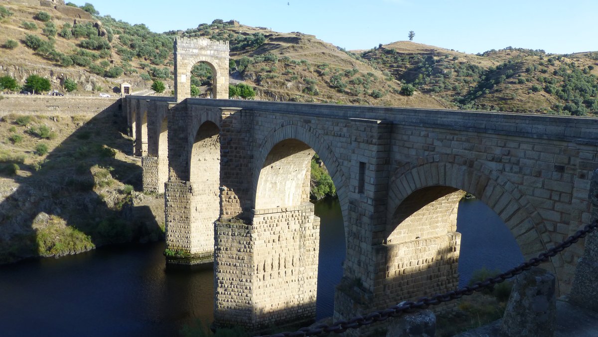 Arco de Trajano en el acceso norte del Puente Romano de Alcántara sobre el río Tajo
