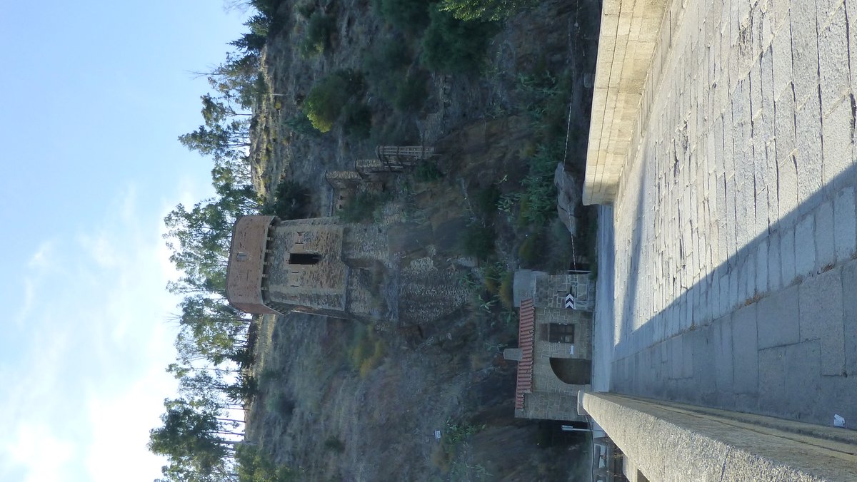 Torre del Oro o castilete defensivo medieval en el centro del Puente Romano de Alcántara