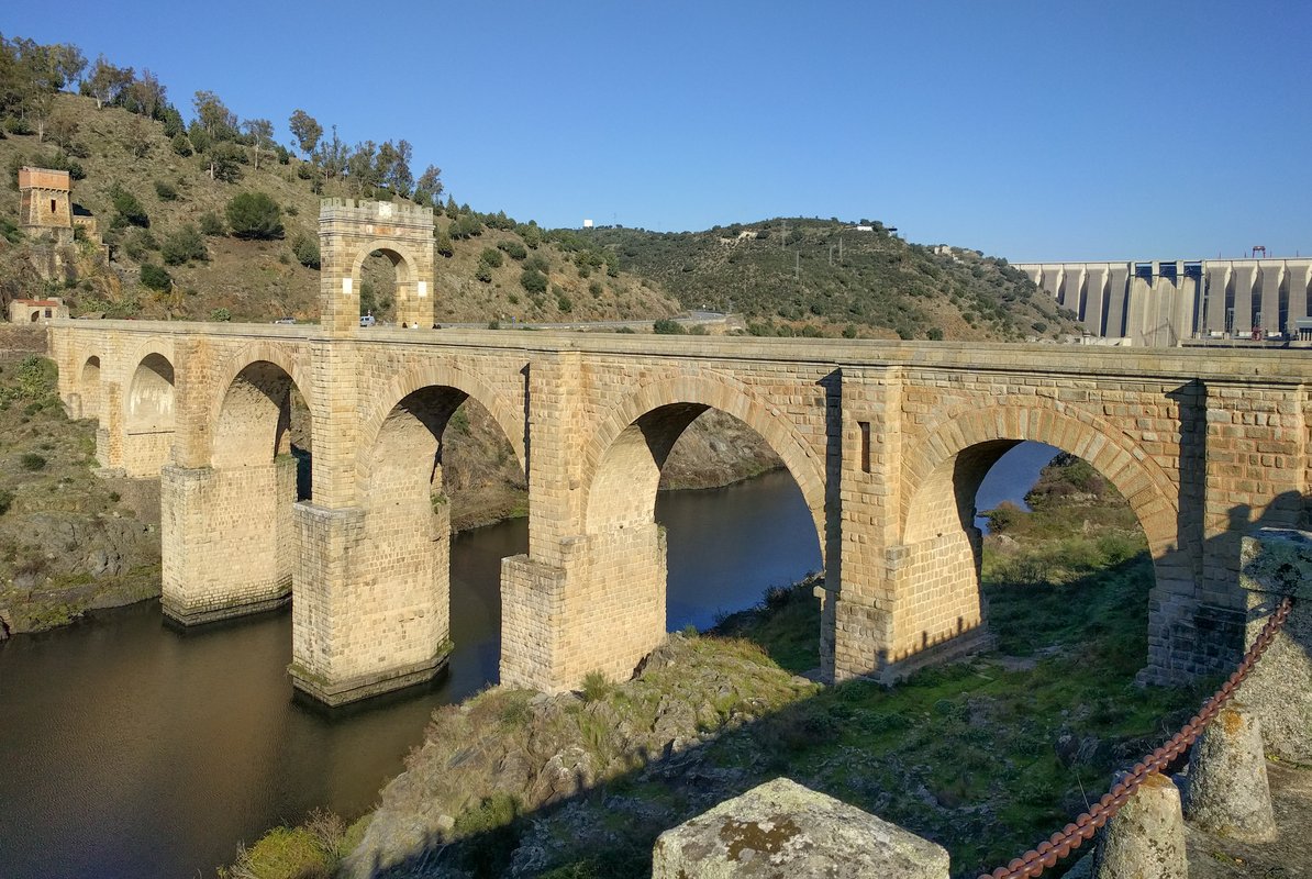 El Puente Romano de Alcántara fotografiado desde la orilla izquierda del río Tajo en diciembre de 2016