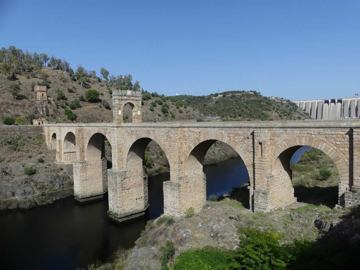 Vista panorámica del Puente Romano de Alcántara con sus seis arcos sobre el río Tajo, Cáceres, Extremadura