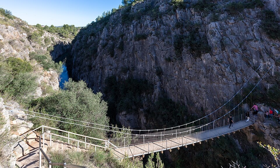 Barranco de Falfiguera con cortados de roca y puentes de madera, Chulilla (Valencia)