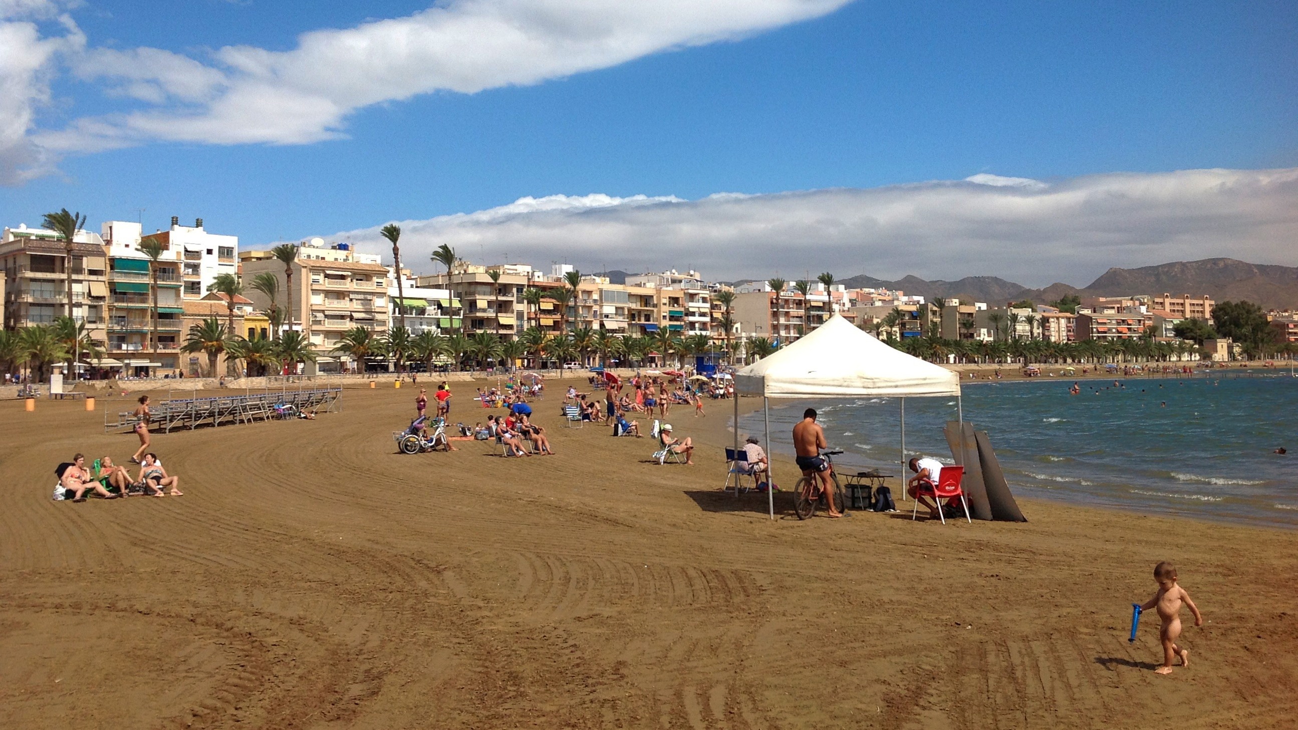 Playa del Puerto de Mazarrón con el puerto pesquero al fondo, Costa Cálida, Murcia
