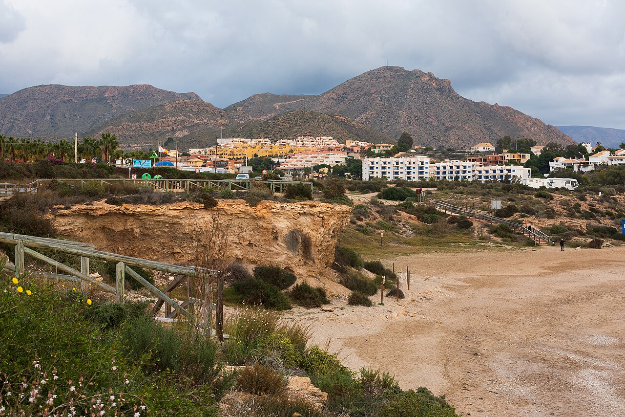 Playa del Mojón en Puerto de Mazarrón, Murcia, con urbanizaciones en la orilla