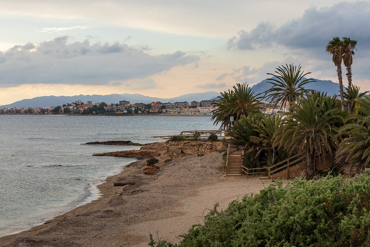 Playa de la Raja en Puerto de Mazarrón, Murcia, vista en enero con el litoral despejado
