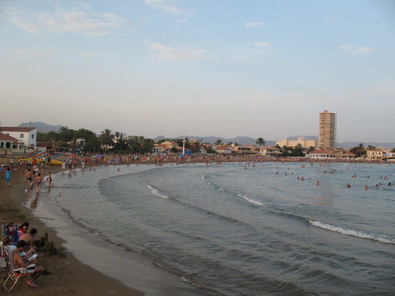 Playa de la Bahía de Mazarrón con aguas tranquilas y el pueblo al fondo, Murcia