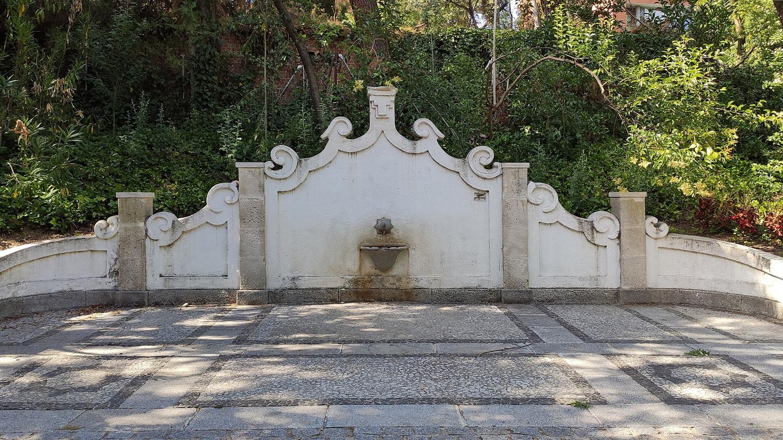 Fuente neobarroca en uno de los rincones del jardín