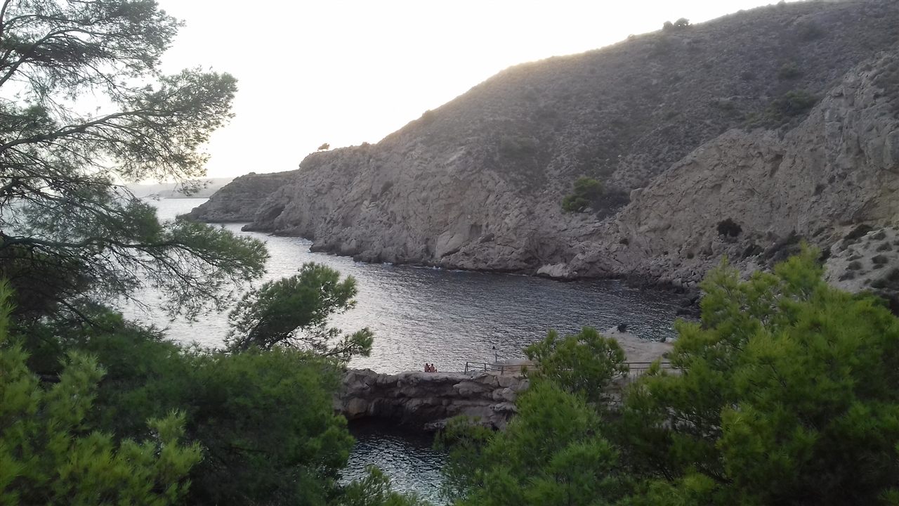 Vista del litoral del Racó del Conill con la cala y los acantilados blancos de Villajoyosa, Alicante