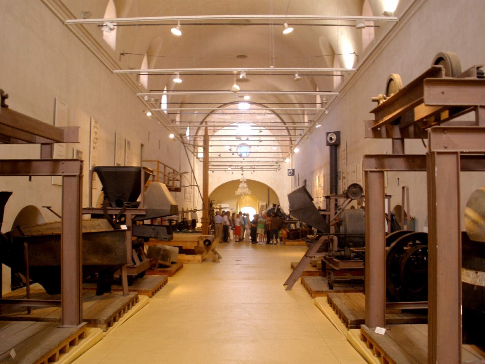 Nave industrial interior de la Real Fábrica de Cristales de La Granja con hornos y estructura histórica del siglo XVIII