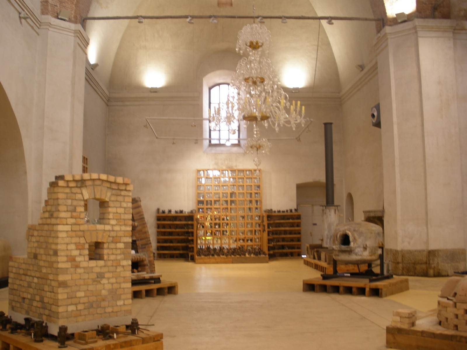 Interior de la fábrica con hornos y maquinaria histórica en la Real Fábrica de Cristales de La Granja