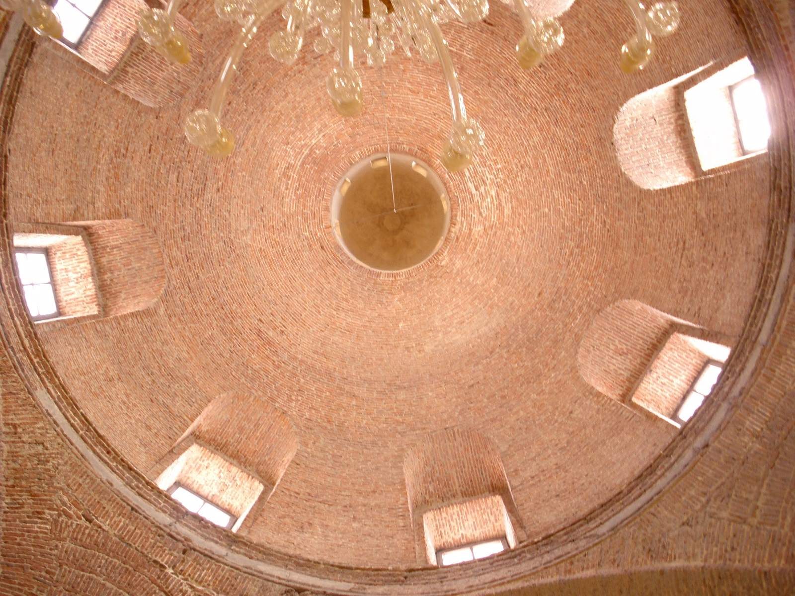 Cúpula y linterna de la Real Fábrica de Cristales de La Granja con la estructura arquitectónica del siglo XVIII en Segovia