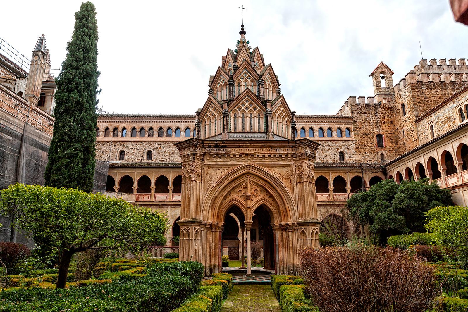 Claustro Mudéjar y templete del monasterio