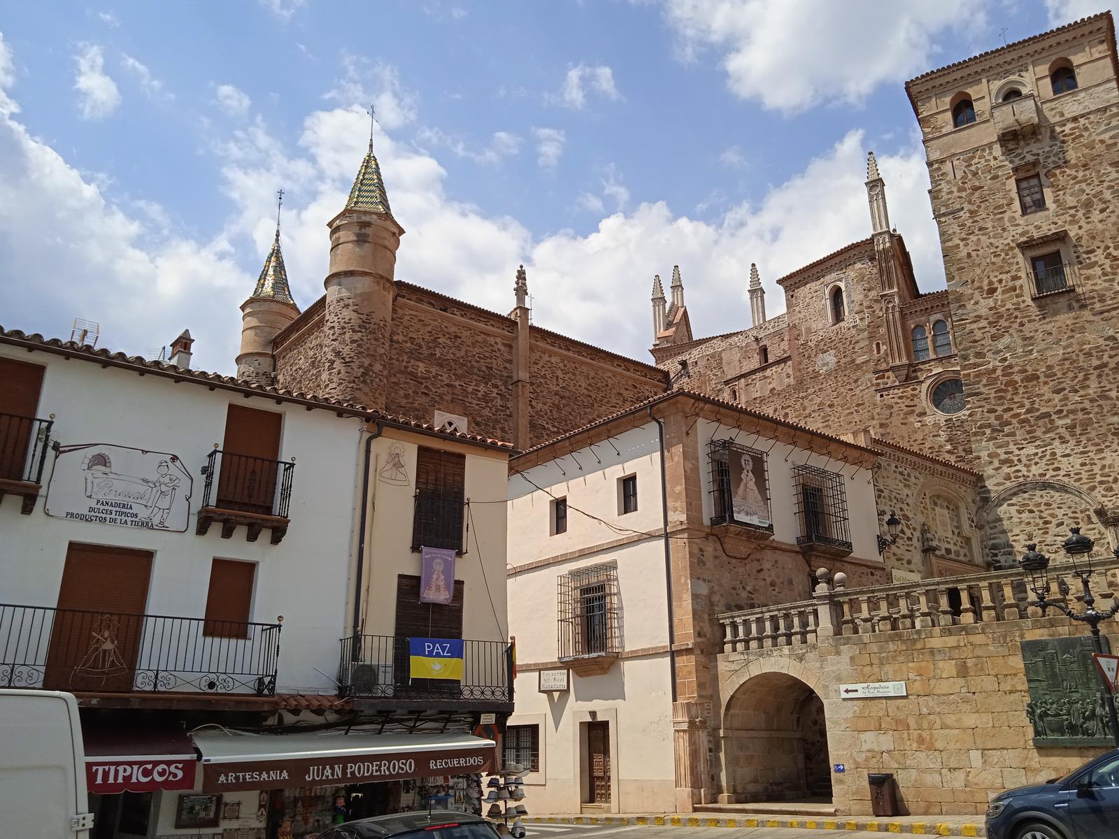 Vista general del monasterio desde la plaza