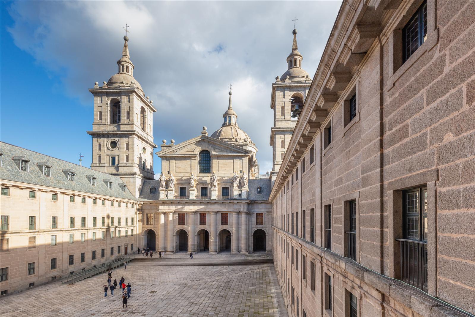 Fachada del Monasterio de El Escorial con sus torres características y arquitectura herreriana