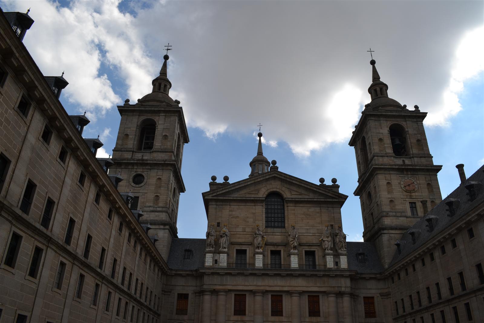Patio de los Reyes del Monasterio de El Escorial con la fachada de la Basílica y las estatuas de los Reyes de Judá