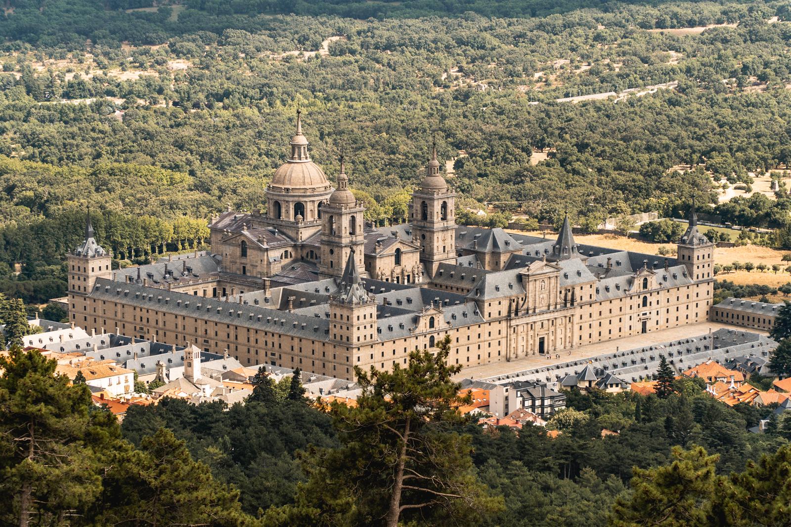 Vista exterior del Real Monasterio de San Lorenzo de El Escorial con la Sierra de Guadarrama al fondo, Madrid