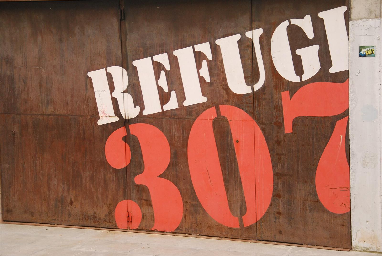 Puerta de acceso con el rótulo Refugi 307