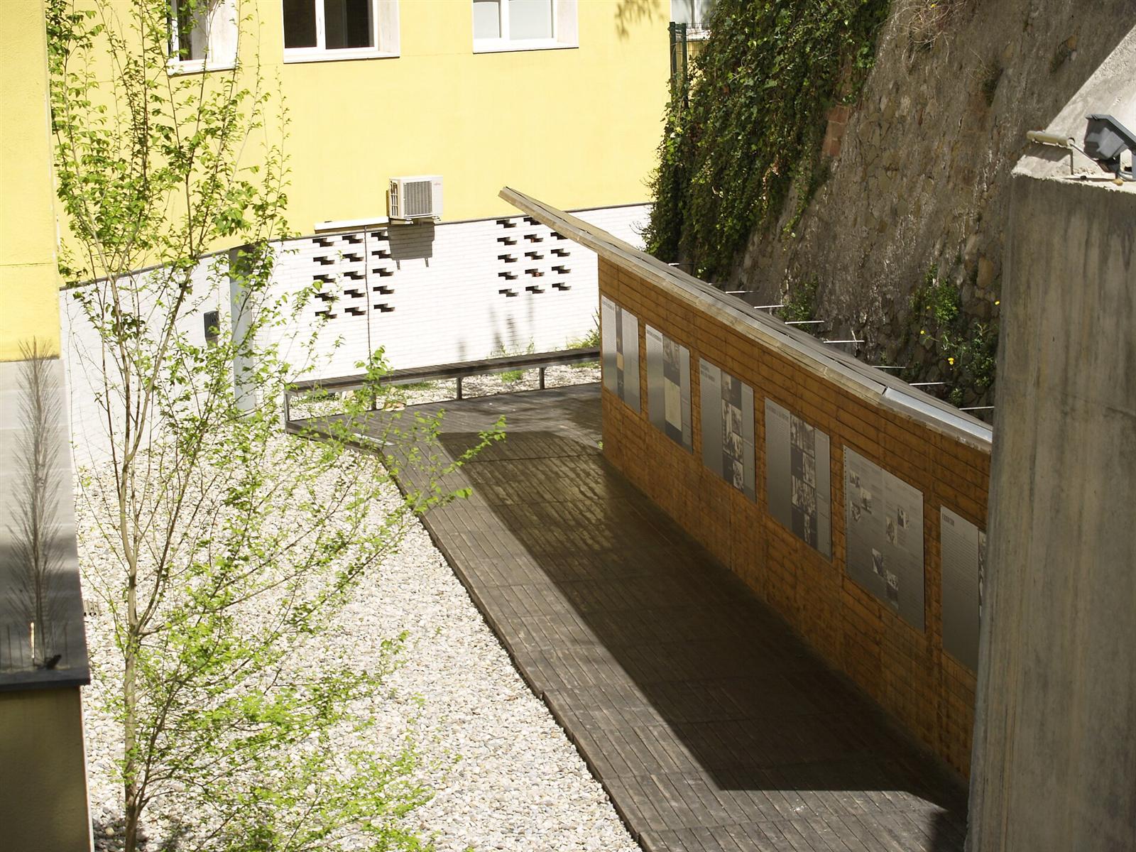 Zona de acceso exterior al recinto del refugio