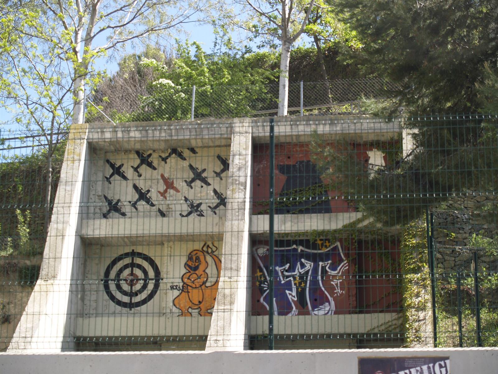 Pintadas de época conservadas en el interior del refugio