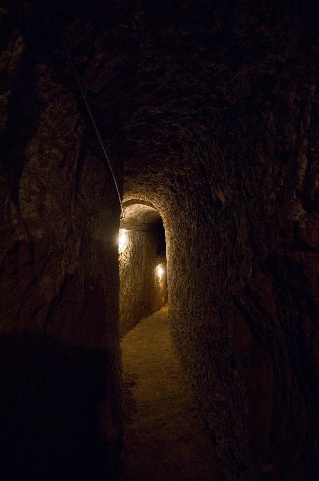 Galería excavada a mano en la roca del Refugi 307, en Montjuïc