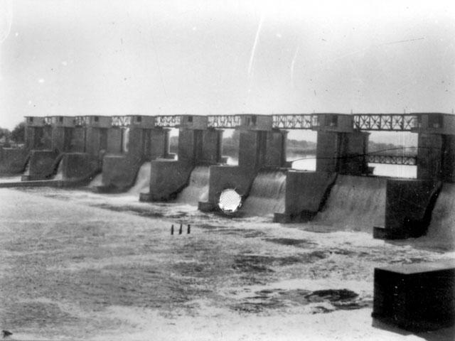 Fotografía histórica de la presa de Castronuño, origen del embalse