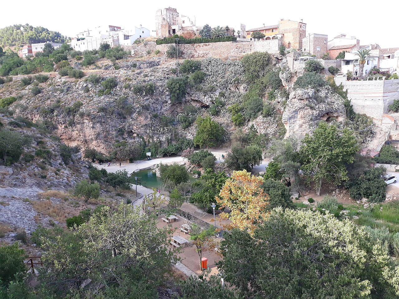 Vista panorámica de la zona recreativa del río Sellent junto al pueblo de Bolbaite