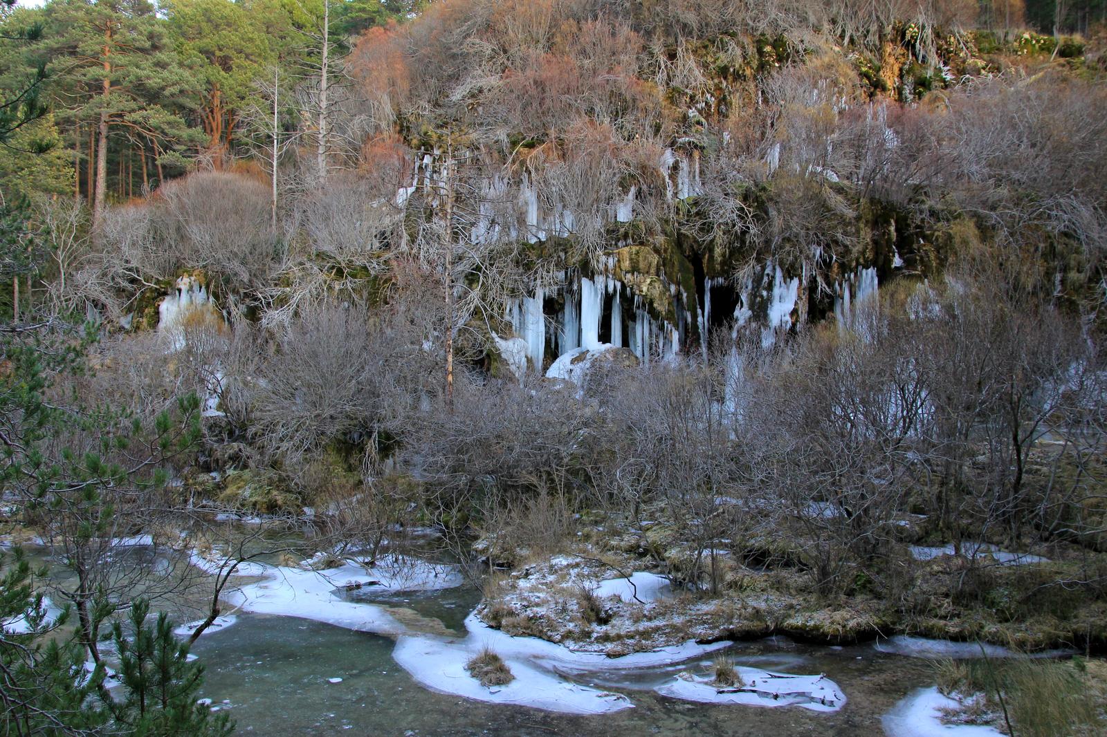Cascada helada en invierno