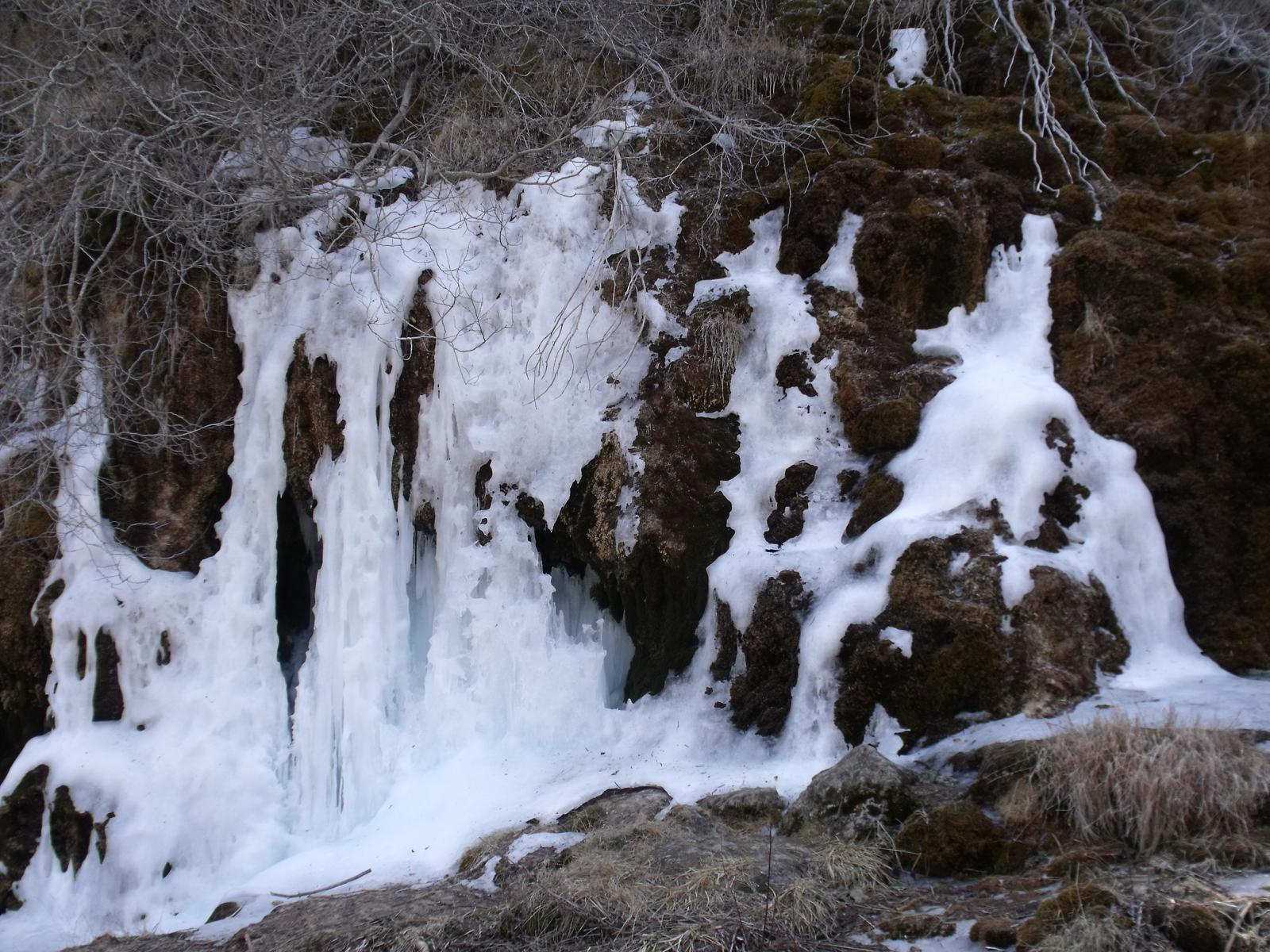Detalle de hielo colgante sobre la roca de toba
