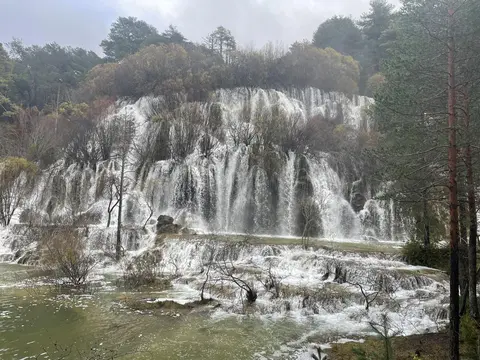 Nacimiento del Río Cuervo, cascadas de toba caliza en Cuenca