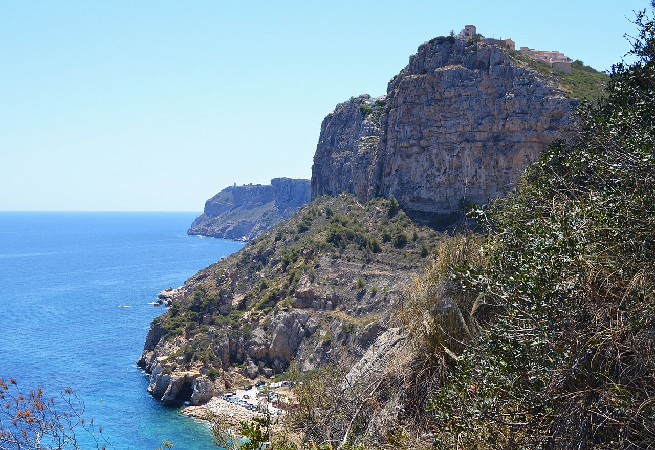 Acantilados de la zona de Cala del Moraig con el Cap d'Or al fondo, Benitatxell