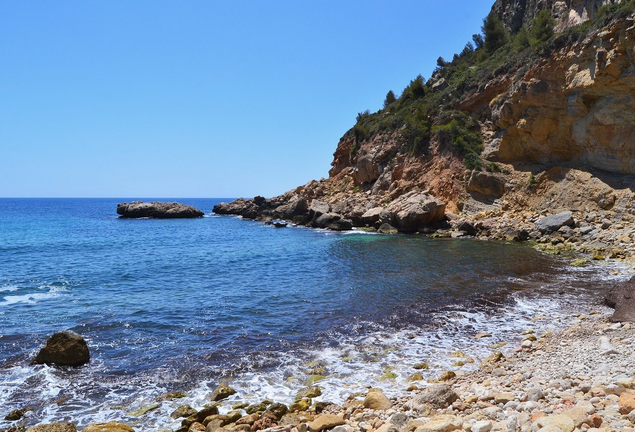 Vista de la Cala Llebeig desde los acantilados de Benitatxell, destino final de la ruta costera