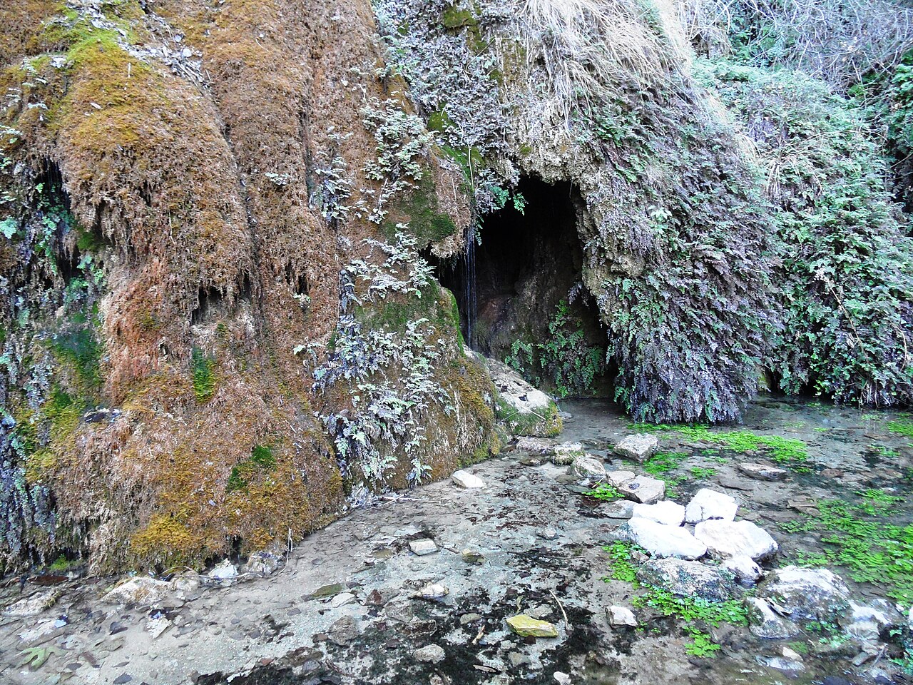 Chorros de Barchel en el entorno de Chelva, Valencia, cascada natural entre rocas
