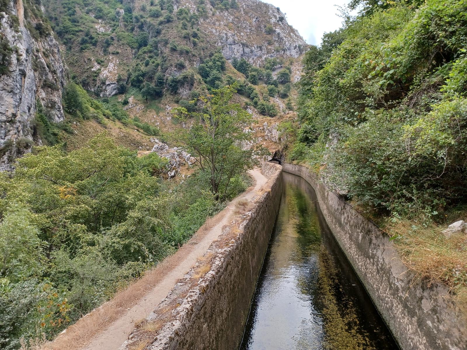 Sendero visto desde el lado de Caín de Valdeón
