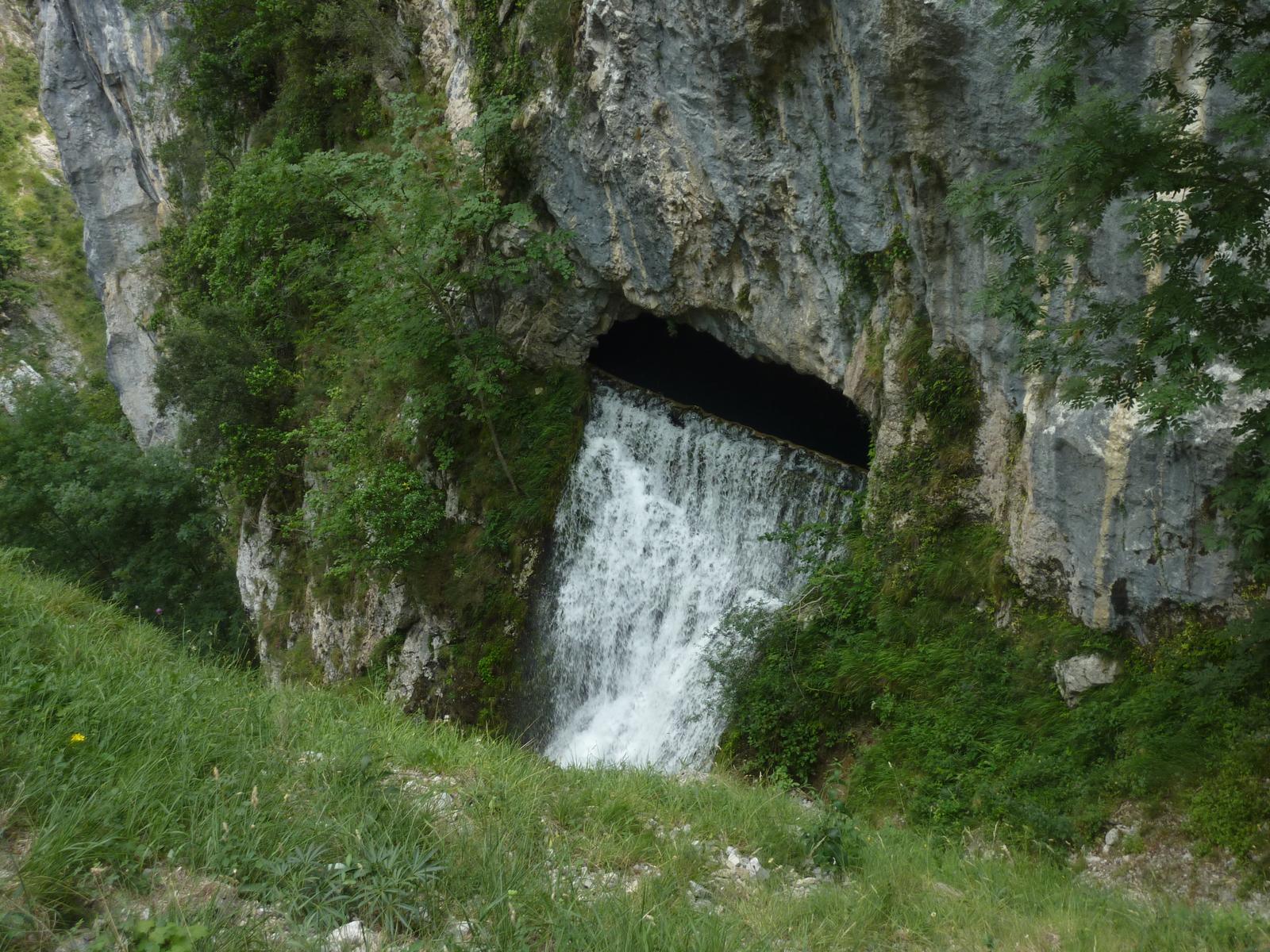 Ventana de desagüe del canal, excavada hacia el túnel del Cares