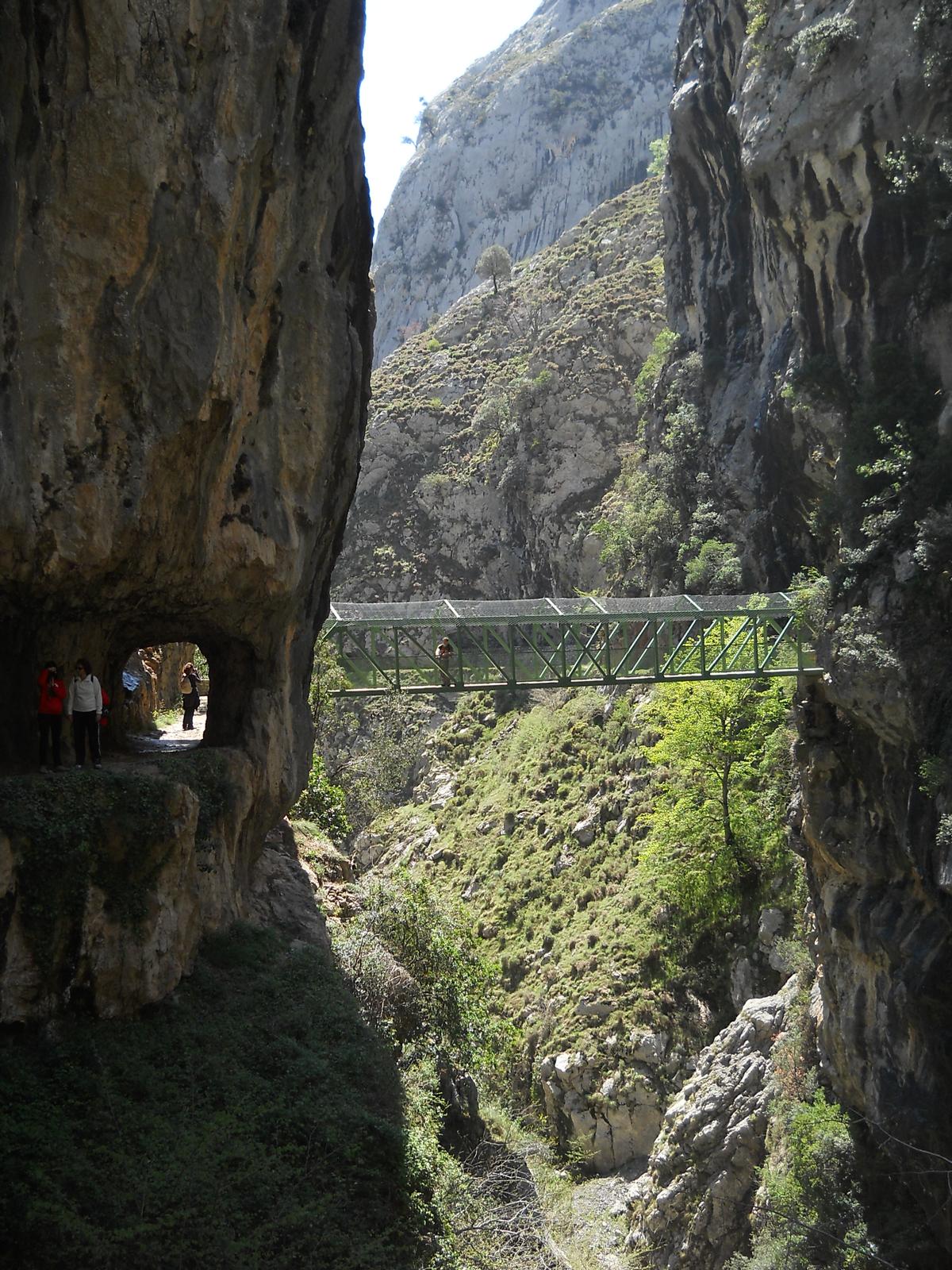 Garganta, sendero y puente en el lado leonés