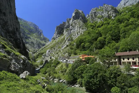 Ruta del Cares, sendero sobre el desfiladero del río Cares en los Picos de Europa, Asturias y León