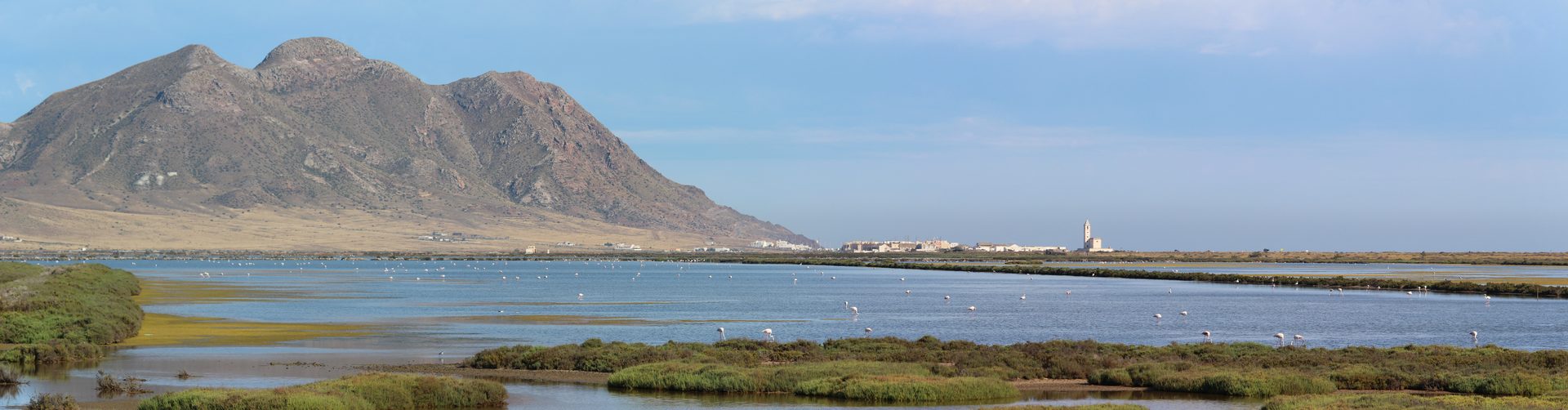 Panorámica de las balsas salineras de Cabo de Gata con el mar al fondo, Almería