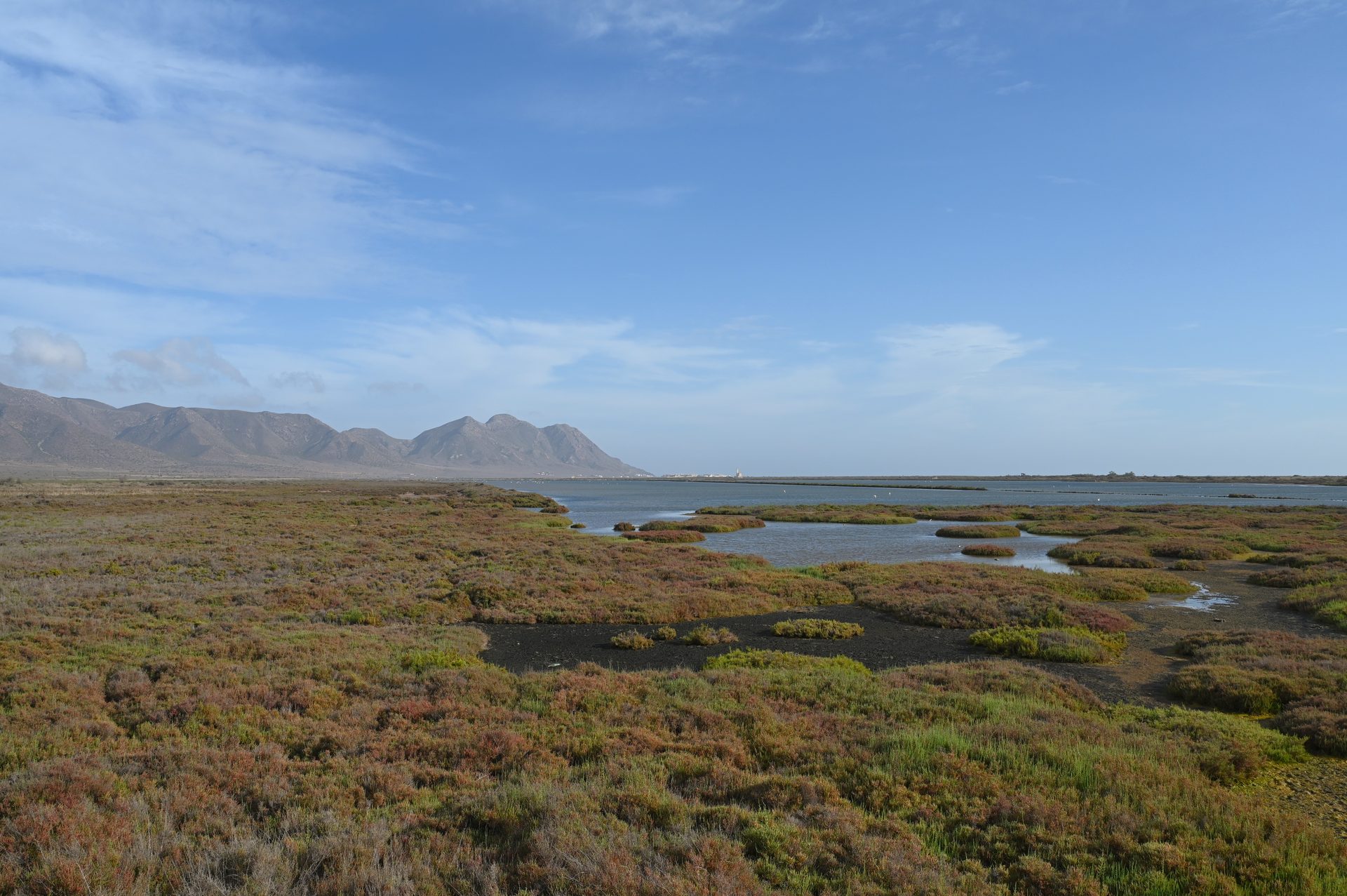 Vista de las Salinas de Cabo de Gata con la montaña de sal al fondo, Almería