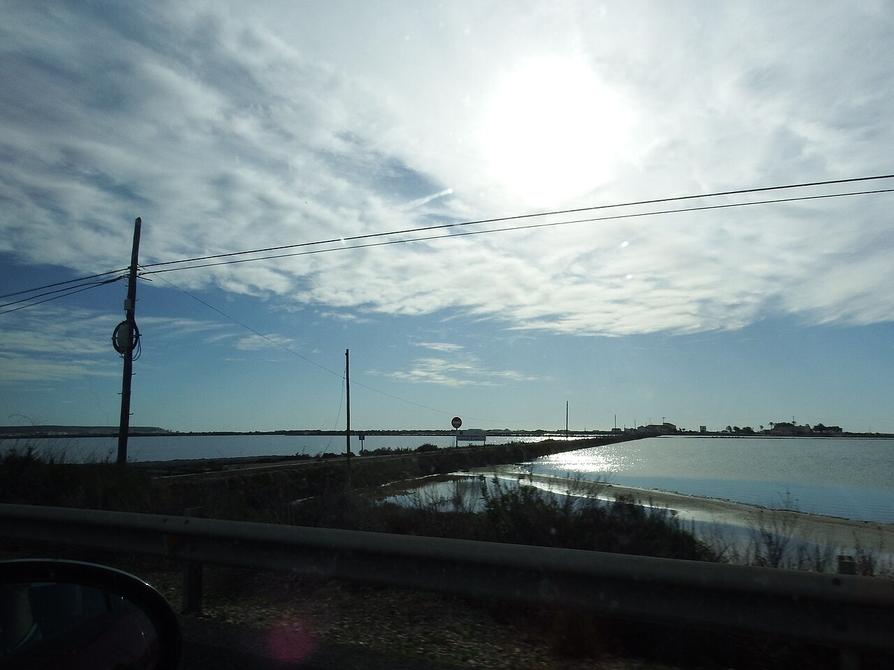 Vista de las salinas de Santa Pola con el parque natural al fondo