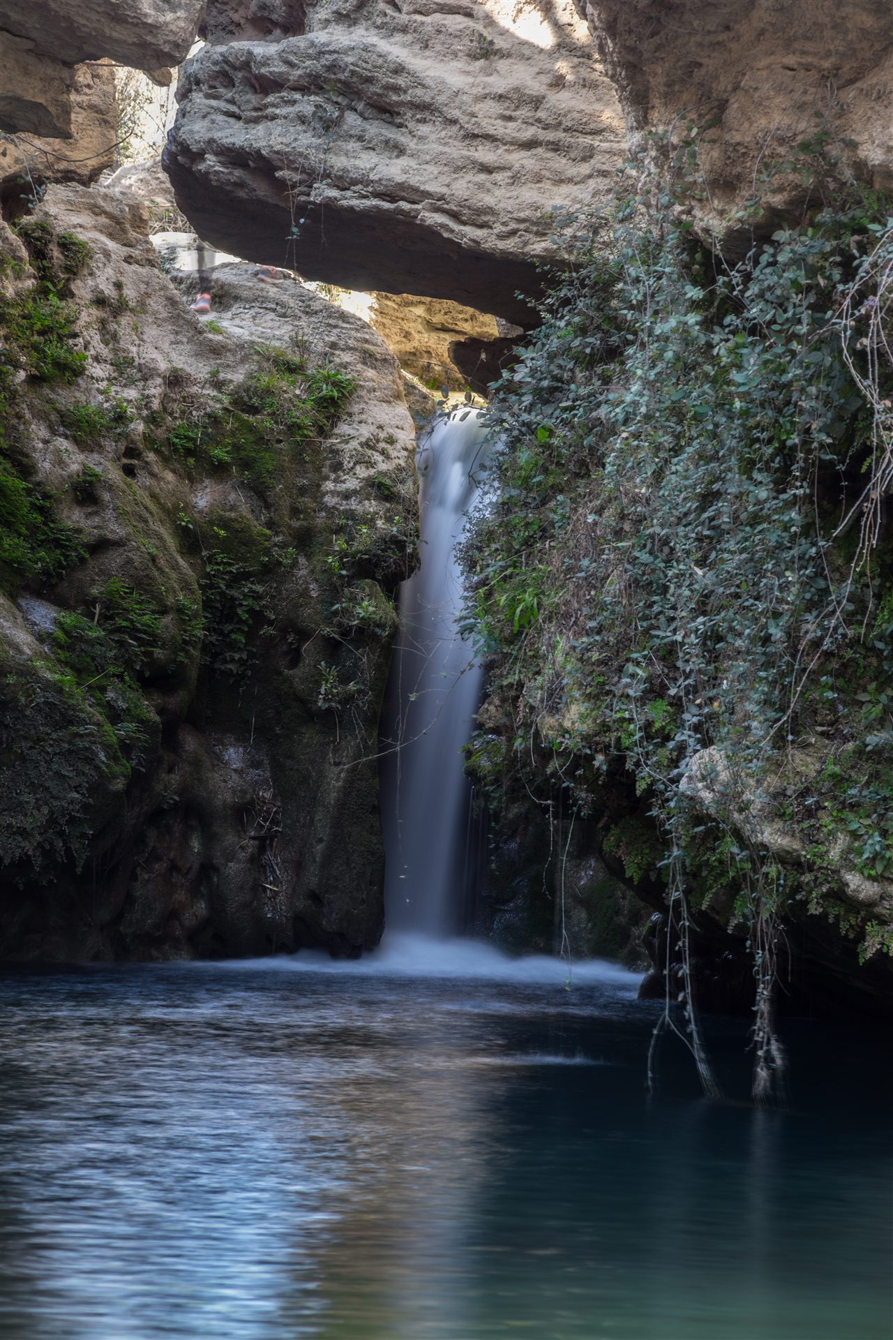 Cascada del Salto del Usero sobre el río Mula entre la vegetación de ribera, Bullas, Murcia