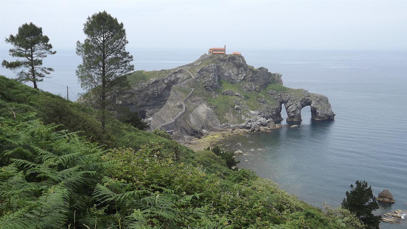 Vista completa del islote de Gaztelugatxe con el arco de roca y la ermita