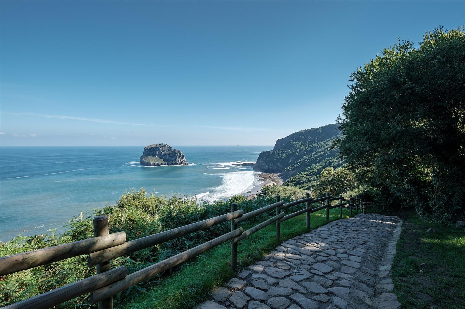 Sendero de acceso por la costa, con el islote de Aketx y los acantilados
