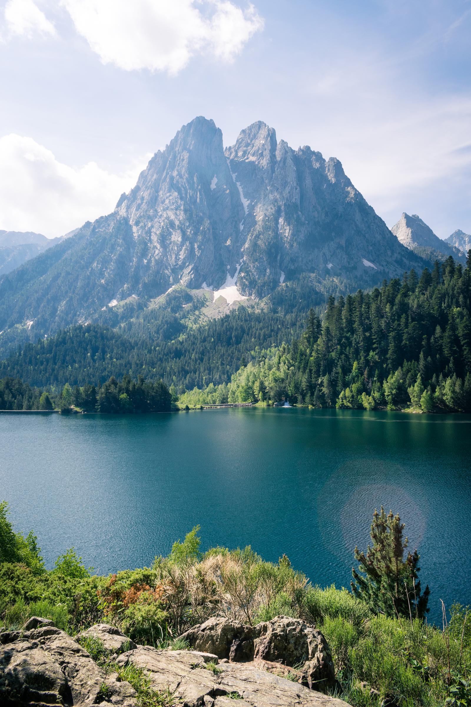 Els Encantats sobre el Estany de Sant Maurici