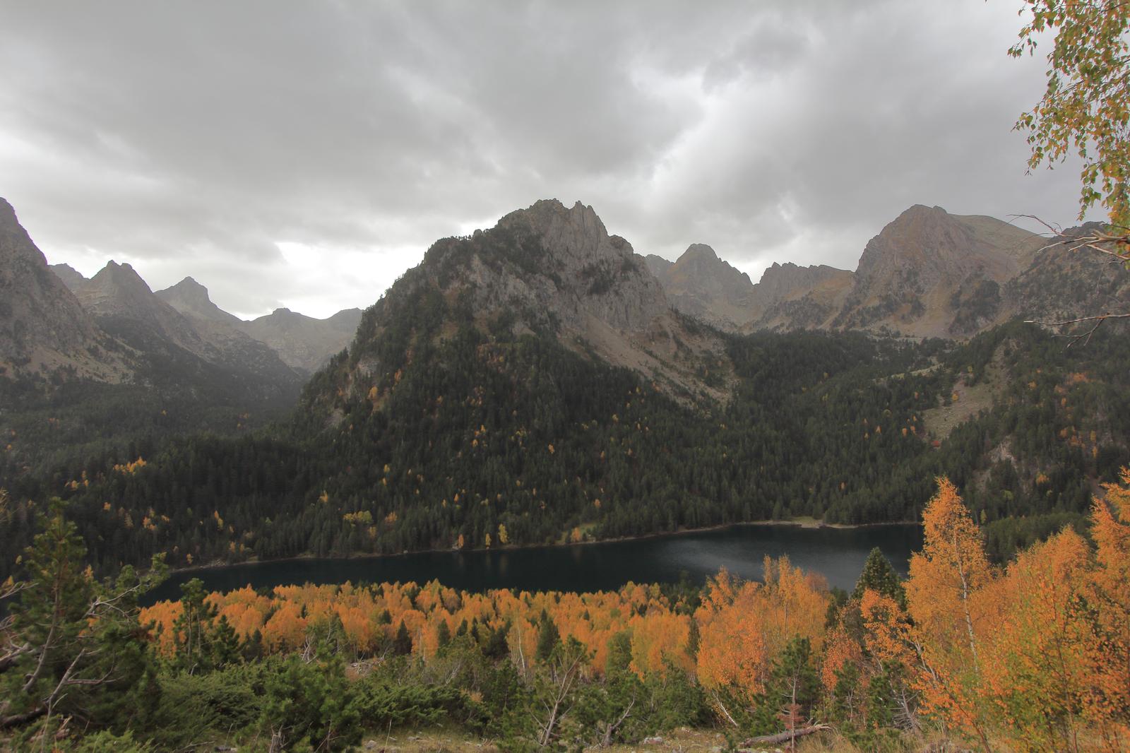 Roca de l'Estany en otoño, con el circo de montañas al fondo