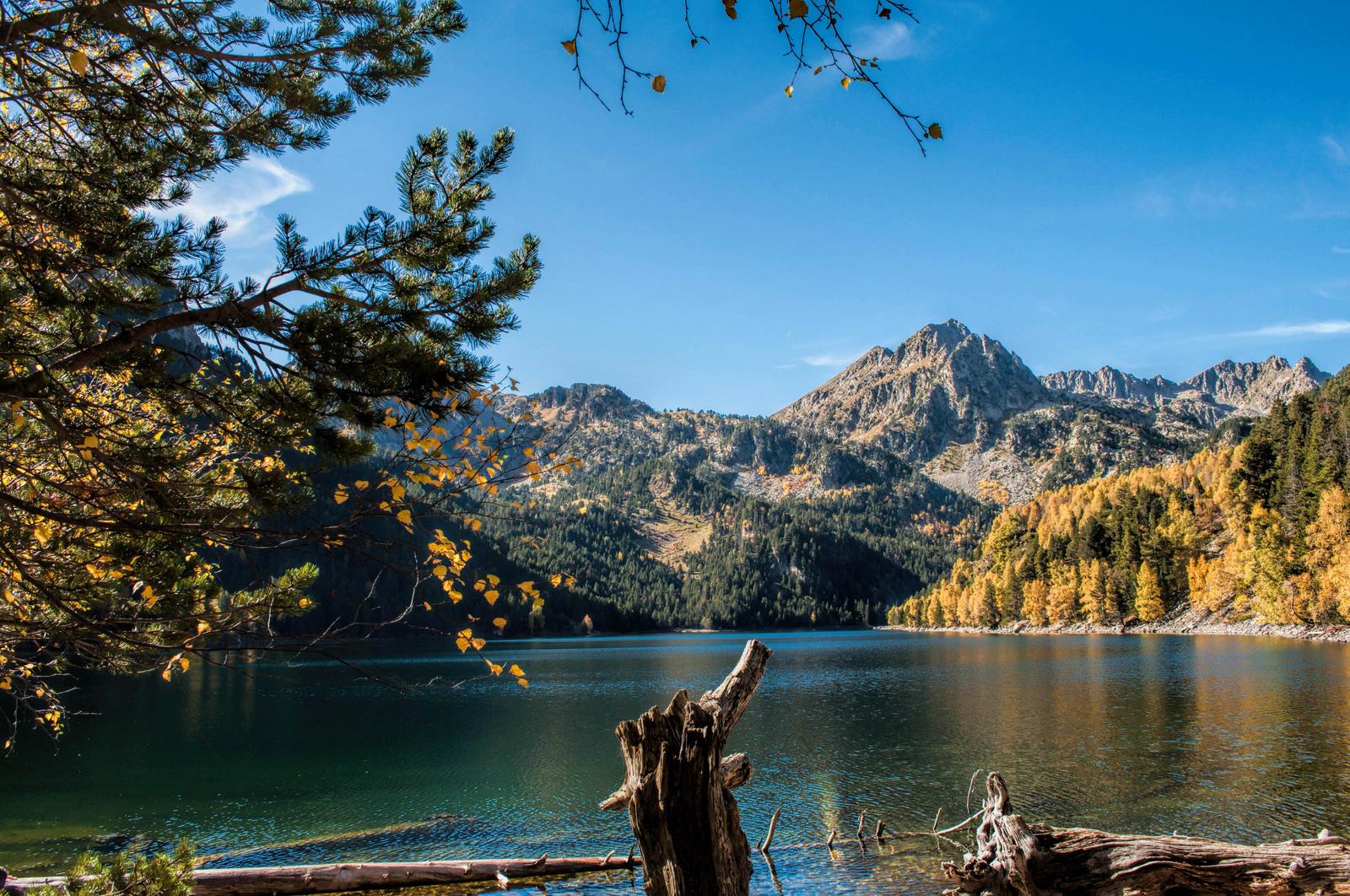Orilla del Estany de Sant Maurici en otoño