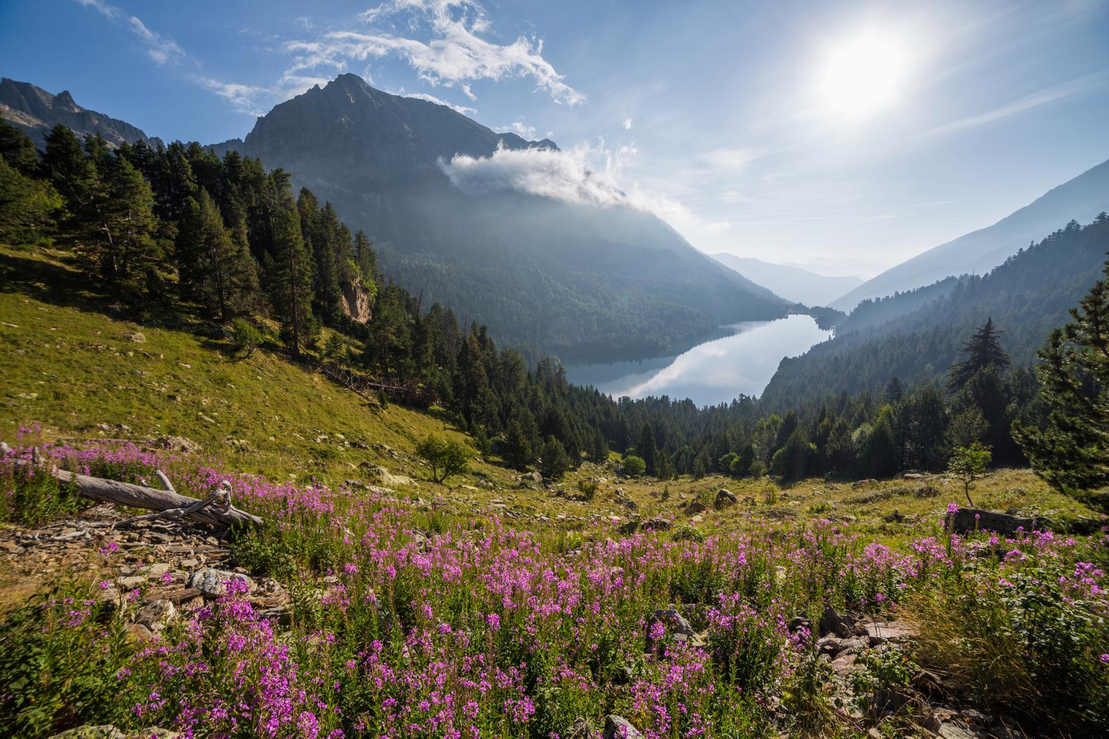 Estany de Sant Maurici con Els Encantats al fondo