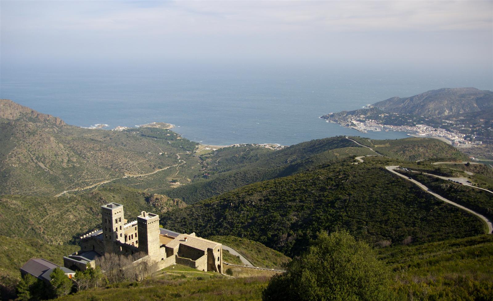 Vista panorámica desde Sant Pere de Rodes sobre la costa del Alt Empordà
