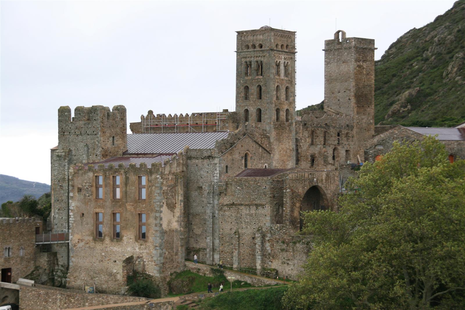 Fachada completa del monasterio de Sant Pere de Rodes
